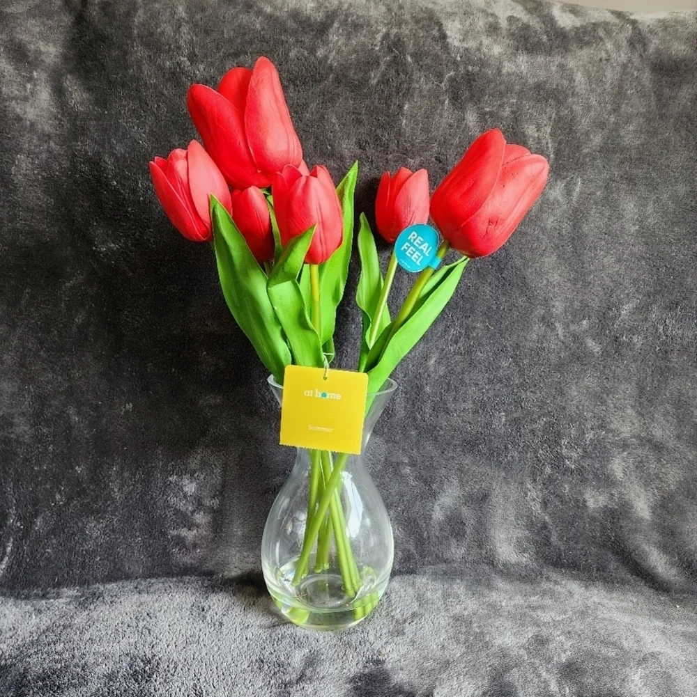 NWT spring summer Red Real Feel Tulip Arrangement in Glass Pot/ vase, home decor